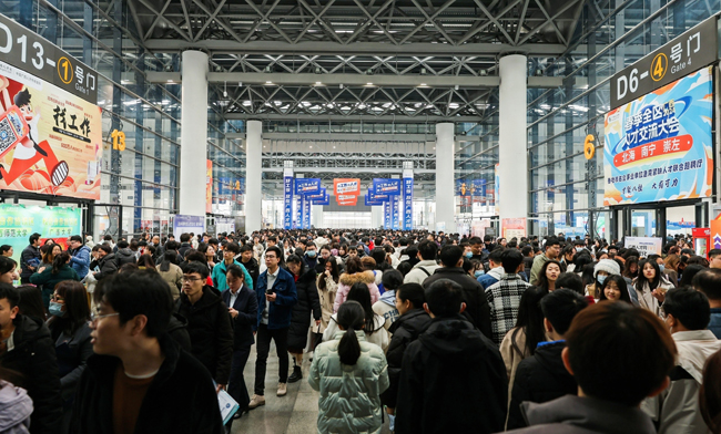 广西女大学生专场招聘会在南宁举办